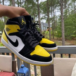 Air Jordan 1 Mid SE Yellow Toe